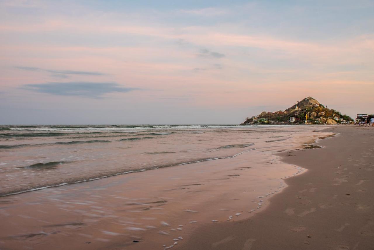 Baan Kangmung Hua Hin On The Beach Hotel Exterior photo